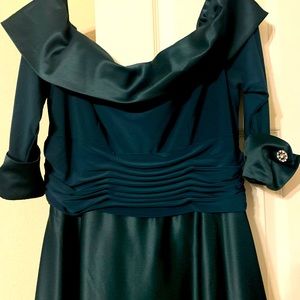 Elegant Jessica Howard evening dress in satin dark green.